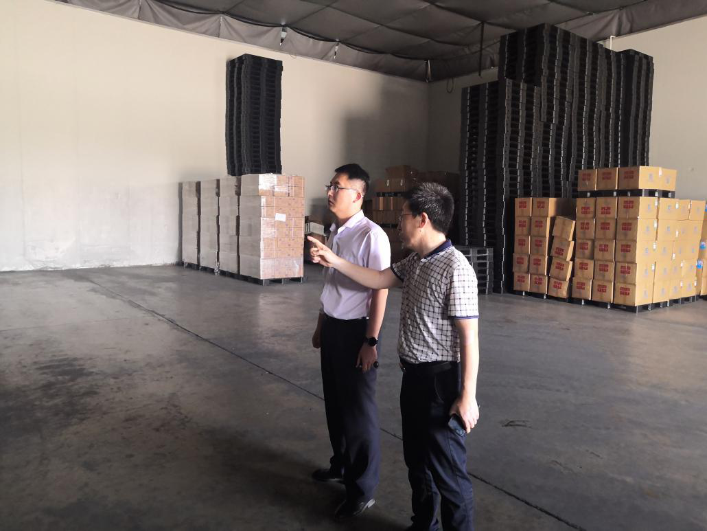 图：光大银行客户经理到企业调研